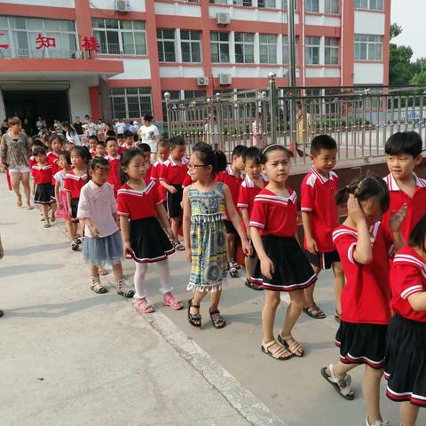 走进小学，快乐体验一一辛集幼儿园科学做好入学准备。