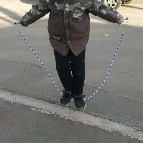 孩动健身，牛壮新运一一安阳市钢三路小学一年级六班家庭健身系列活动