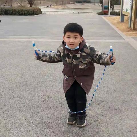 孩动健身，牛壮新运一一安阳市钢三路小学一年级六班家庭健身系列活动