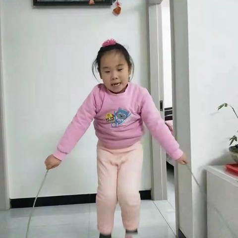 孩动健身，牛壮新运一一安阳市钢三路小学一年级六班家庭健身系列活动