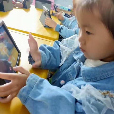 亿童贝贝幼儿园中一班周梓怡小朋友: