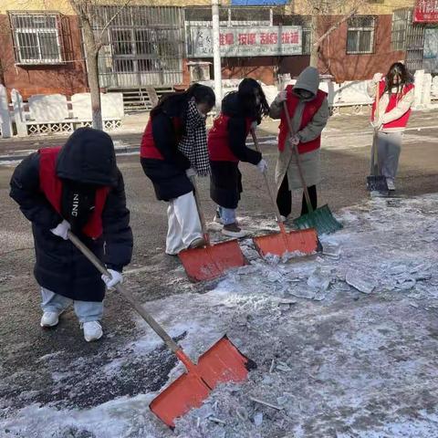 青年路街道新兴社区联合唐山职业技术学院开展“铲雪除冰，情暖寒冬”助力爱国卫生运动活动