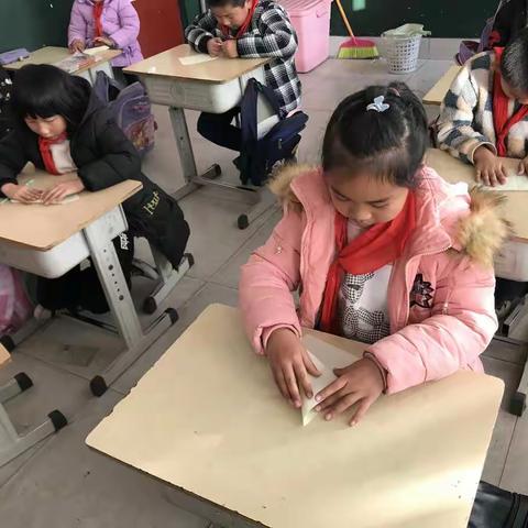 小小巧手制作角—伏家庄小学延时服务活动掠影