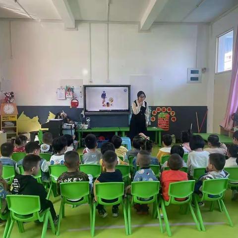 六实幼消防安全系列活动一：灭火器的使用方法培训。