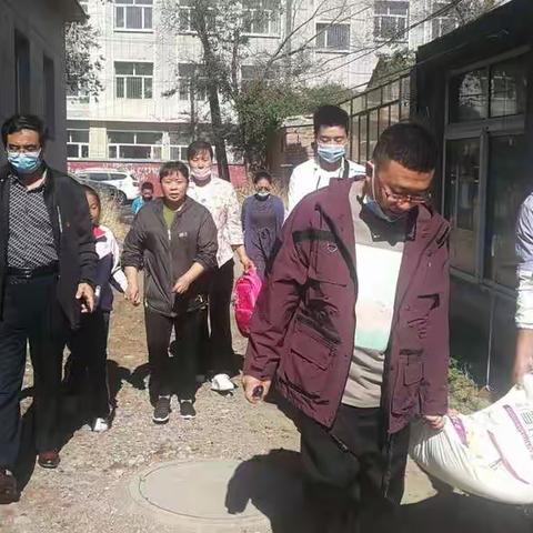 民主小学开展慰问关爱贫困学生活动