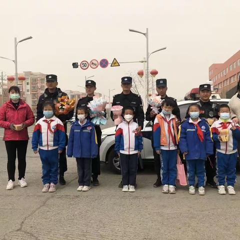 开发区一中二六班“致敬人民警察”爱心感恩活动。