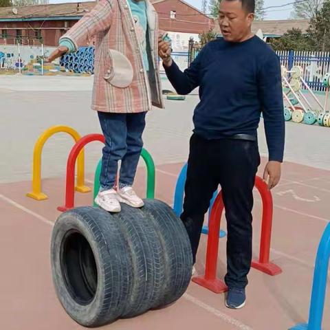 重兴镇中心幼儿园轮胎滚筒趣事多