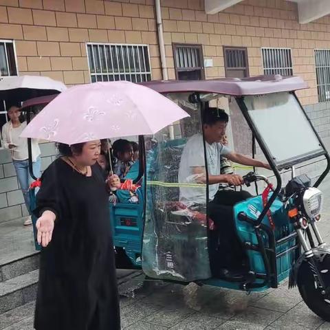 风雨中的守护一一一后攸昙小学校长雨中送学生侧记