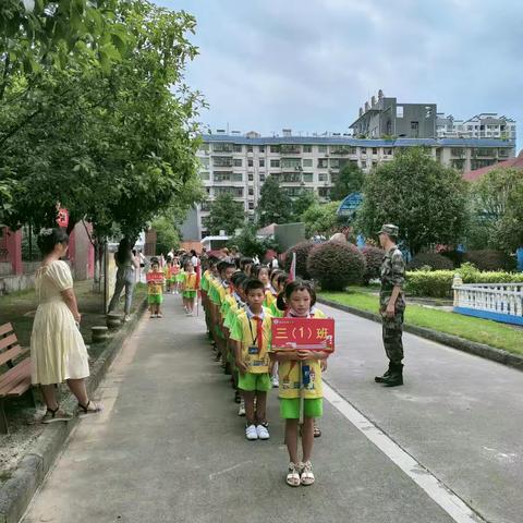 “少年强则国强，少年智则国智”今天国防教育走进了德雅校园，带领孩子们一起成长