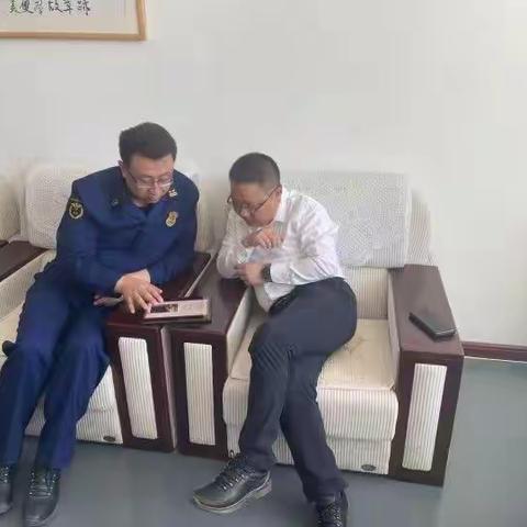 魏效征政委与瓜州县县委副书记、县长曾柠豪会商消防工作