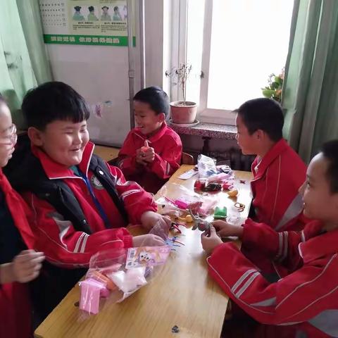 我手捏我心   梦想在此飞                        石嘴山市第六小学“小手捏出心世界”社团