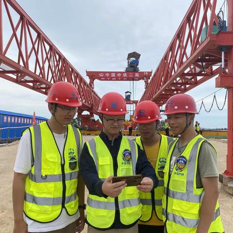 海南环岛旅游公路第四工区项目青年观看共青团成立100周年大会