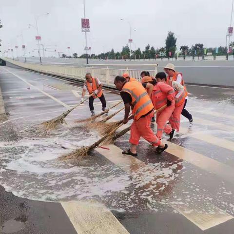 环卫人筑牢汛期道路安全防线