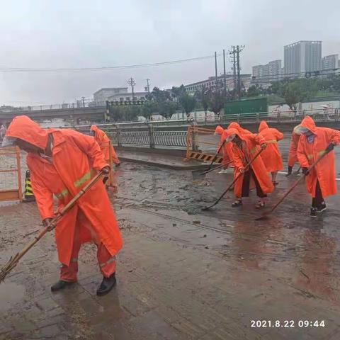 环卫工人暴雨后排内涝、清淤泥、扫积水保道路畅通