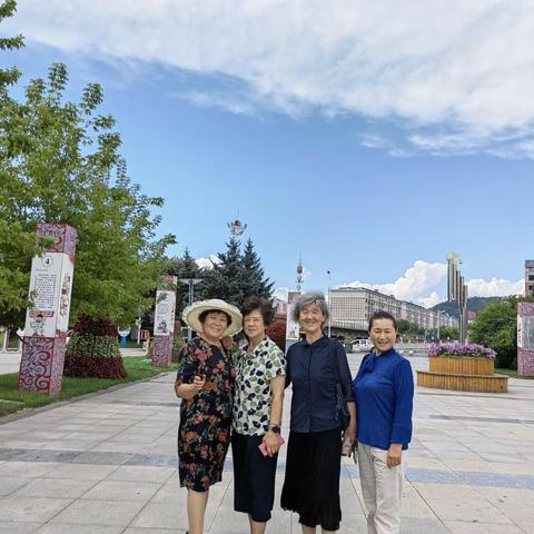 难忘的情谊，天长地久（20220802热情好客的房老师把我们聚在明月晓荷塘，感谢房大姐的盛情款待）