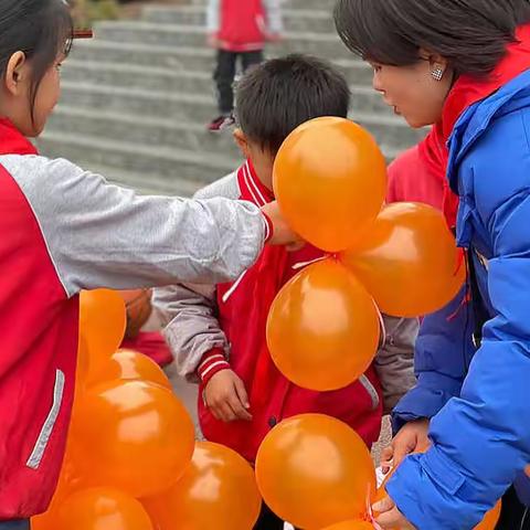 凝心聚力  ，童心同行——隆林各族自治县新州第二小学少先队团建活动