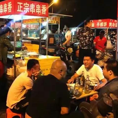 山东淄博街头烧烤摊5男子聚餐，喝掉3瓶茅台将瓶砸碎，得知真相令人匪夷所思！