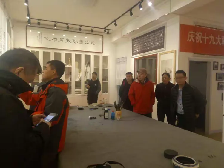 山西省书法家协会副主席 靳忠，晋宝斋老板 在文联主席杨新儒带领下来我县硬笔书法协会参观指导