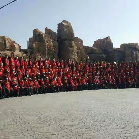 青海百位老人参加重阳节大型公益活动。