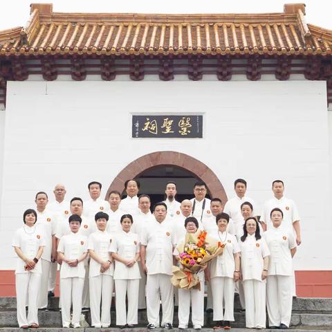 南阳敬拜医圣祠 ——东方岐黄商学院一期全体学员
