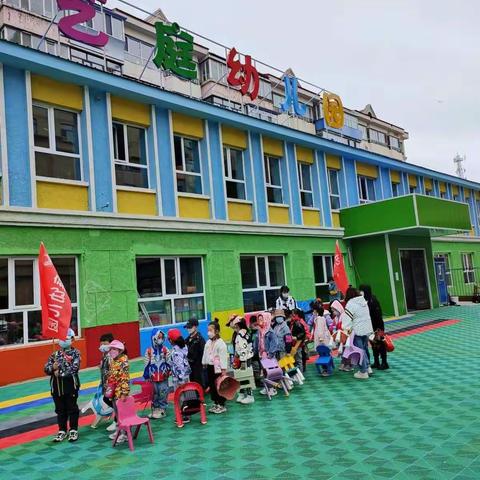 “走进小学，体验成长”——艺庭幼儿园大班观看牙克石市第一小学一年级学生入队仪式