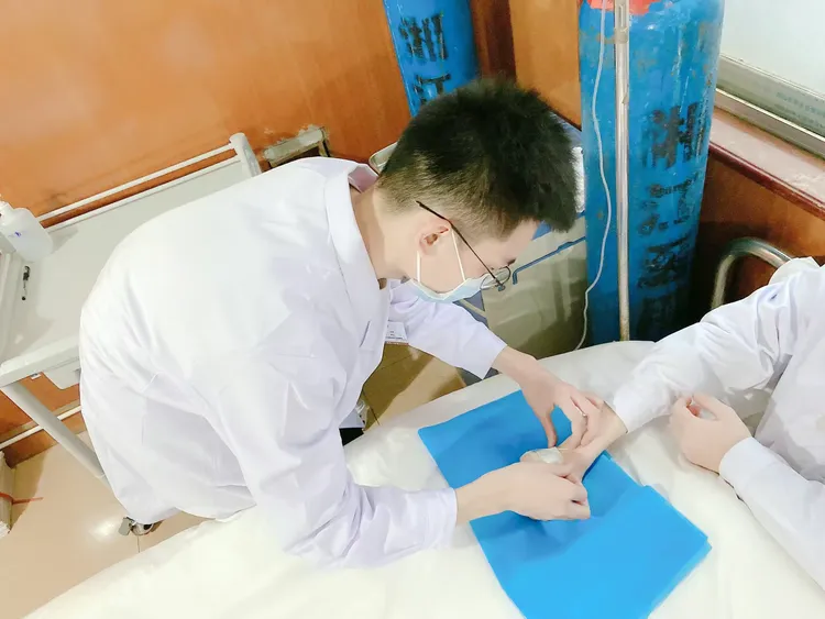 静彩非凡，针情呵护——我院护理部举行密闭式静脉输液操作技能培训