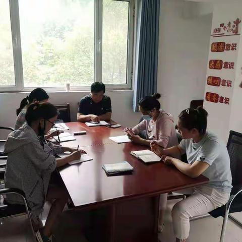 柳南社区传达会议精神-重点工作进行安排部署