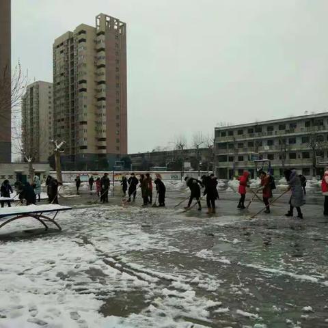 人心齐，泰山移――新荷，李村小学全体教师扫雪记