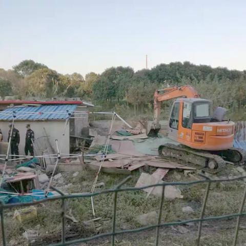 长兴中队拆除河岸违建，营造美丽水环境