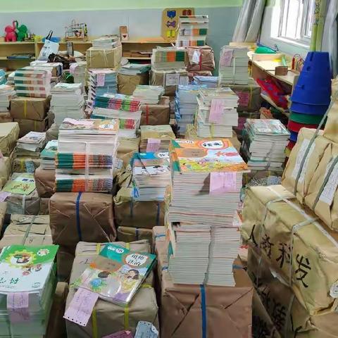 开学准备忙欢乐 分工合作乐趣多——琼中县第二小学分发课本记