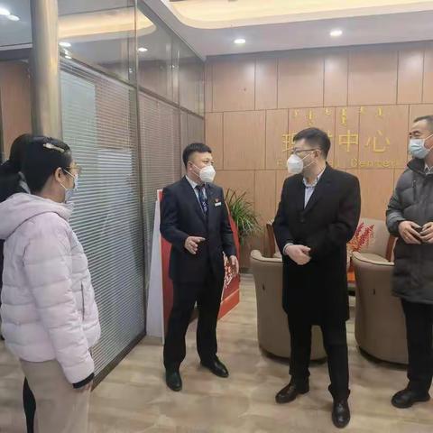 准格尔分行党委书记，行长连国栋深入基层对一线员工进行节前慰问