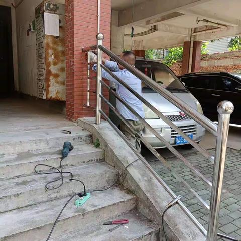 小小扶梯手，浓浓社区情