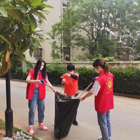 “志愿红”为清洁家园添彩
