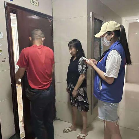 老人被锁门外，一岁小孩独自在屋，社区网格长紧急上门“开锁”