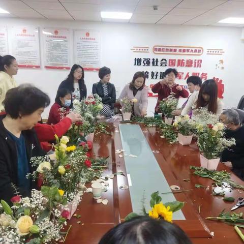 花香伴笑颜，共叙邻里情