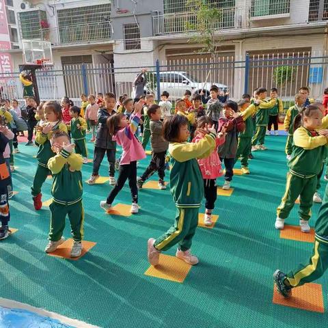 永昌中心幼儿园大一班宝贝们十月份成长册