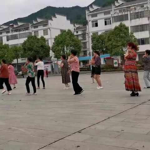 夏季傍晚临时的“彩排”