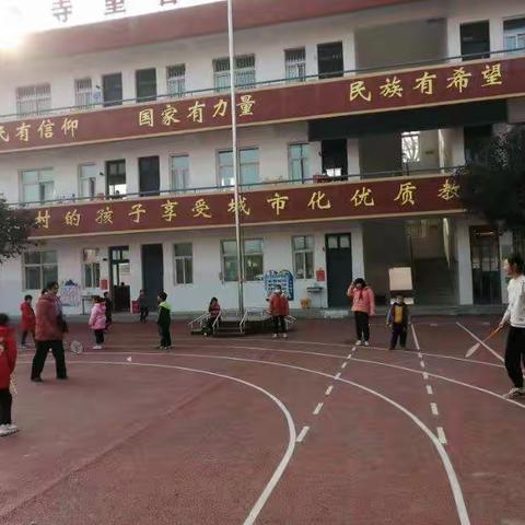 寺望台中心小学“激情飞扬   欢乐羽毛球”课间活动