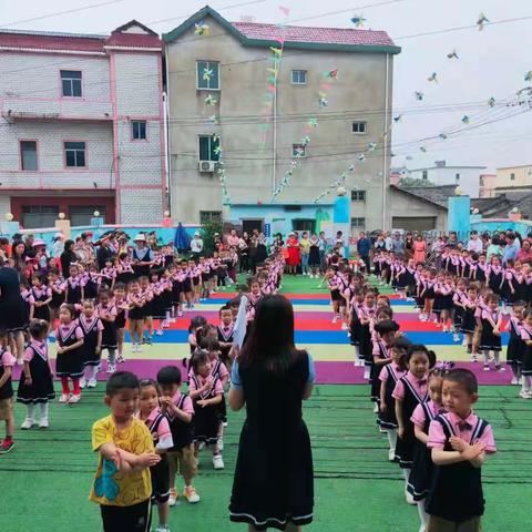 蓝精灵幼儿园“浓情五月，母爱无边”母亲节感恩亲子活动