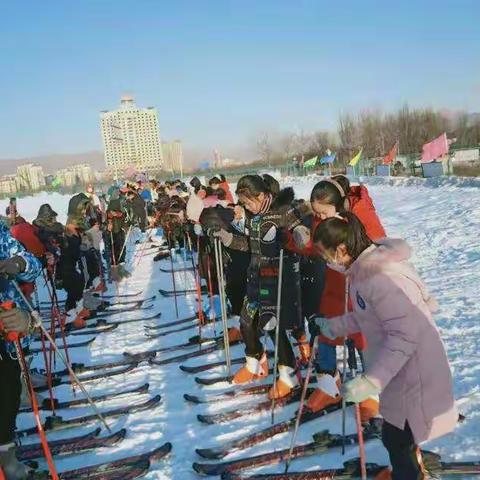 石嘴山市十九小学千人冰上滑雪运动今天开始了！！！五（2）班同学都嗨起来了，迎接2020年