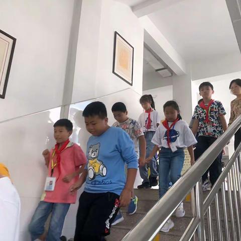 铭记历史  吾辈自强——邹城市第二实验小学教育集团南校区举行9.18防空集中疏散演练