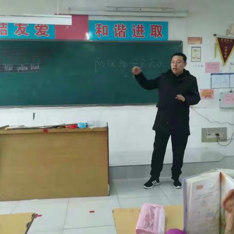 安丘市官庄镇官庄小学防踩踏应急疏散演练。