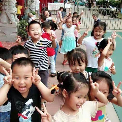 尊敬的各位家长: 您好!接教育局通知，现将我园2018年国庆节放假的相关事宜安排如下：20