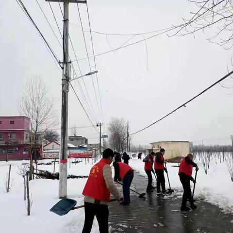 城关镇陈孔村：党员村民齐动手 扫雪除冰保安全