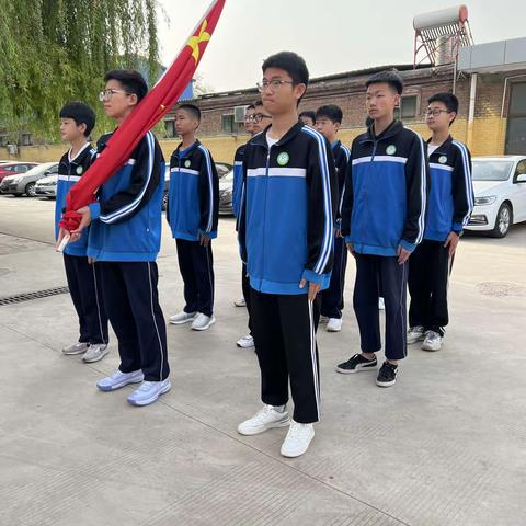 南牛中学升旗仪式：让文明之花盛开 百年正青春（副本）