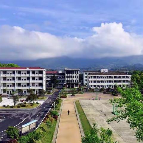 张坊中学分年级组召开科任老师研讨会议