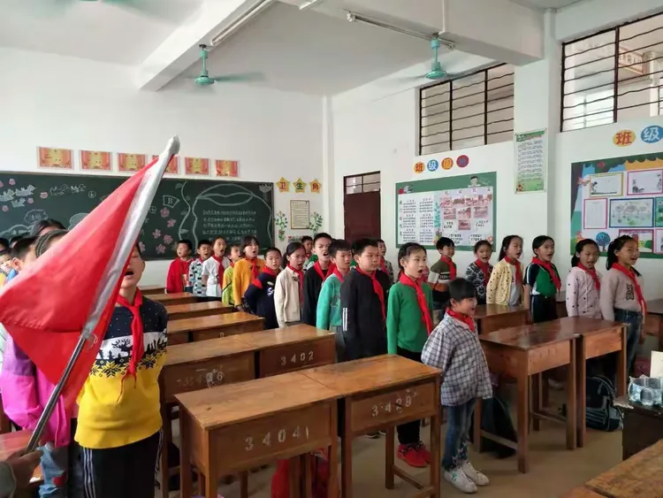 谁言寸草心 报得三春晖