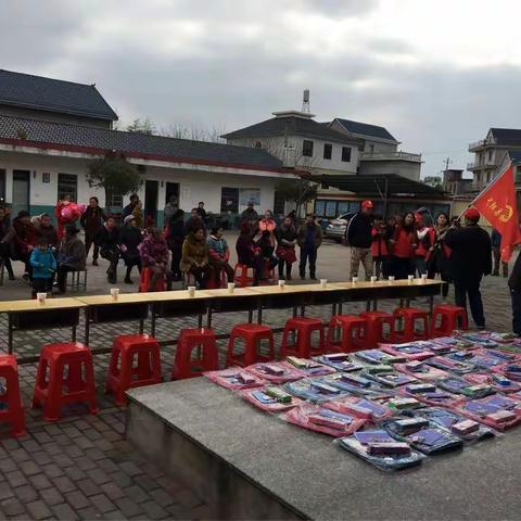 用爱温暖人间——弋阳县旅游志愿者分队走进南岩贞畈小学