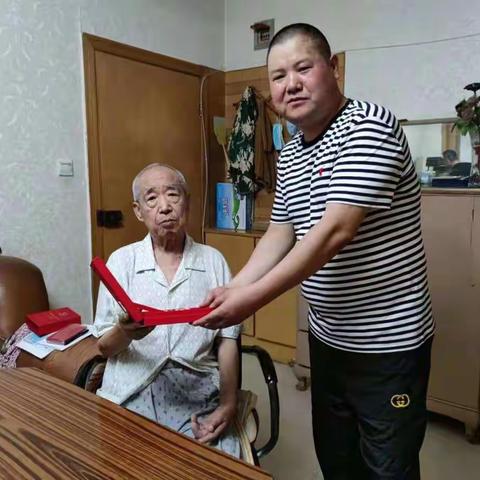 发放“光荣在党五十年”纪念章