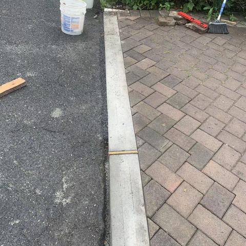 为Town友家的车道口浇筑混凝土